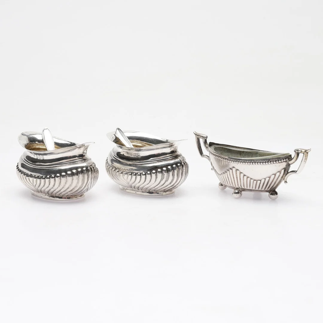 SALTKAR, 3 st, silver och glas, bl a England, 1900-tal. — Silver — Gomér & Andersson Norrköping