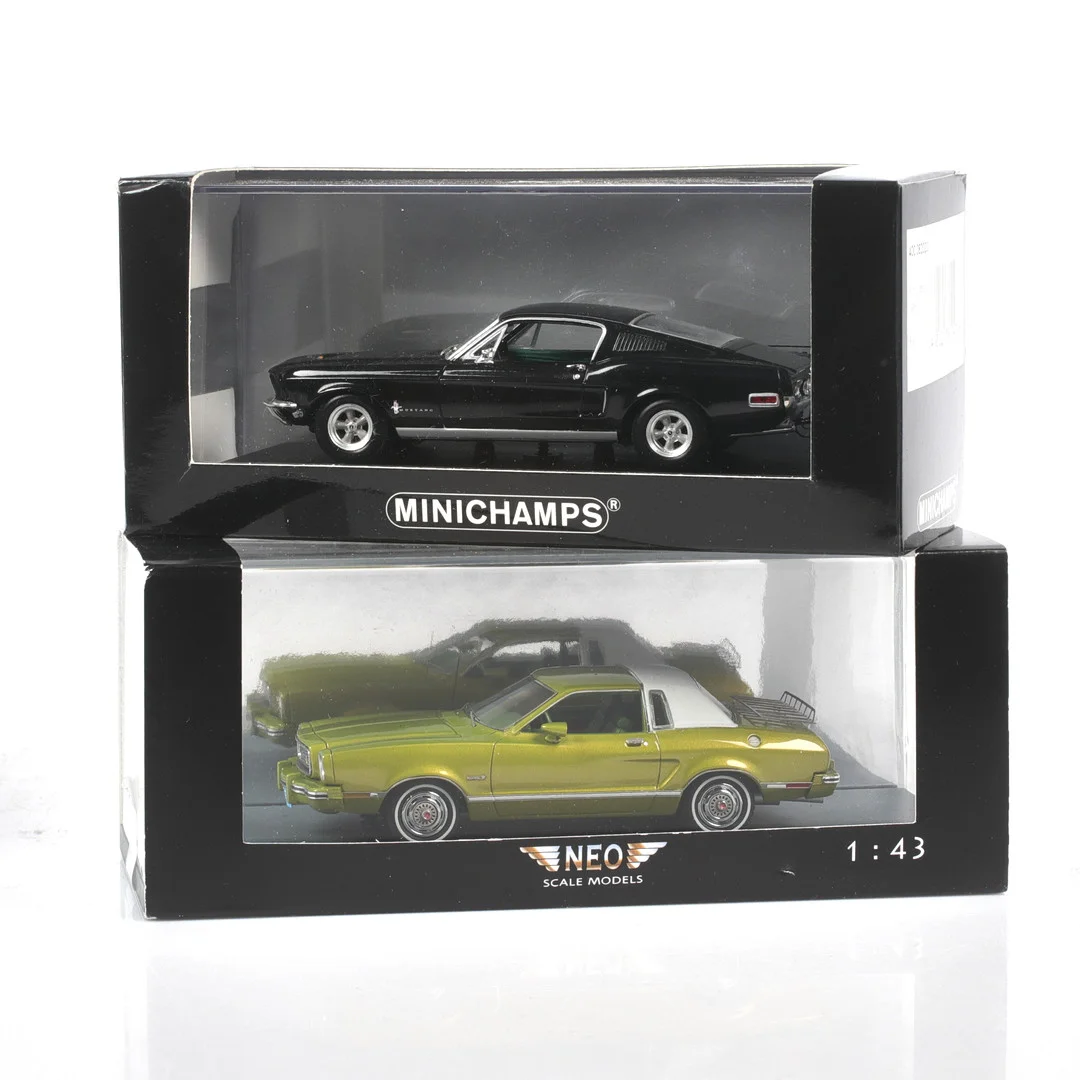 MODELLBILAR, 2 st, metall, Ford Mustang-modeller, Minichamps och NEO Scale Models, skala 1:43. — Model cars — Stadsauktion Sundsvall