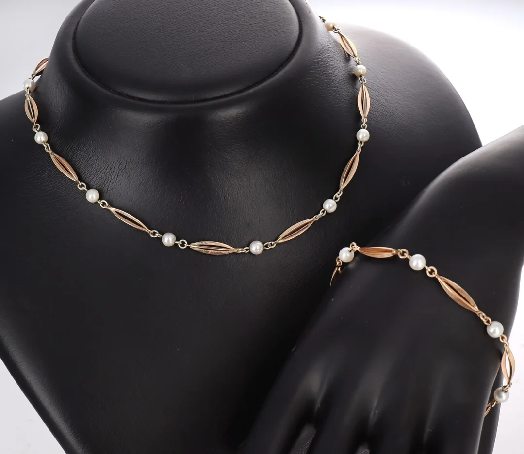 Herman Siersbøl. Necklace and bracelet of 8 kt. gold adorned with pearls (2) — Jewellery/Jewellery sets — Lauritz