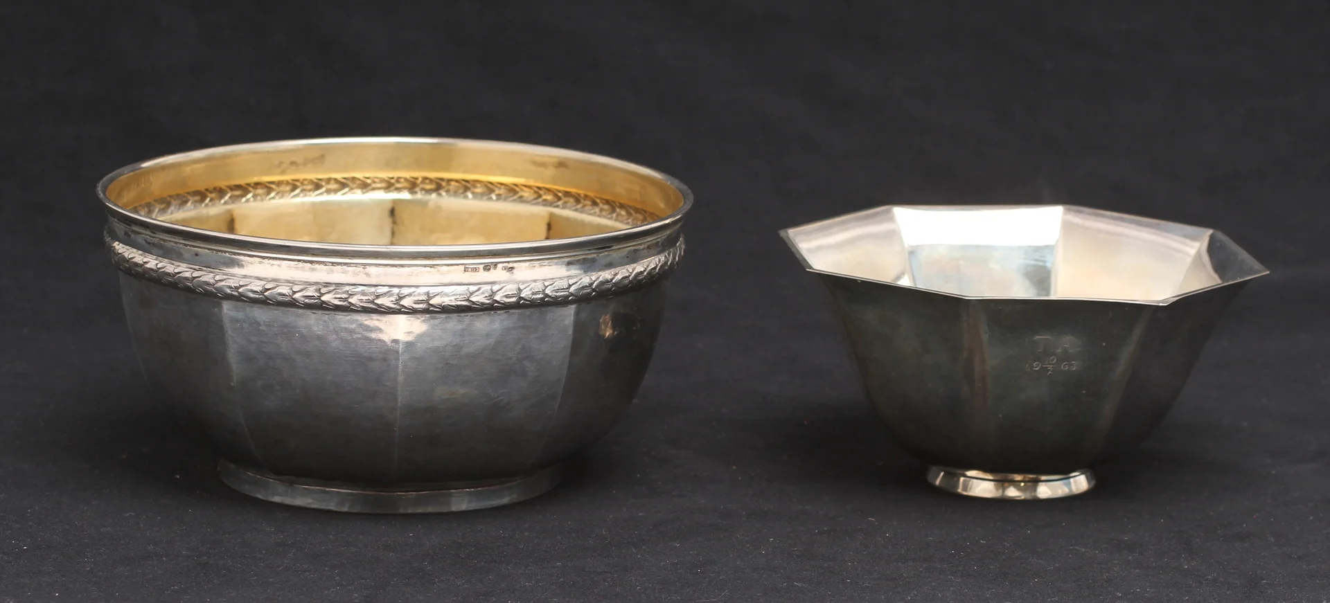 SKÅLAR 2 st, silver, bland annat CG Hallberg. Tot vikt 310g. — Silver — Auktionshuset Kolonn