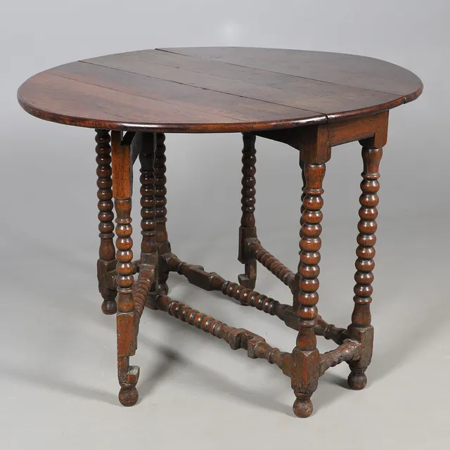 A 17TH CENTURY OAK GATELEG TABLE.