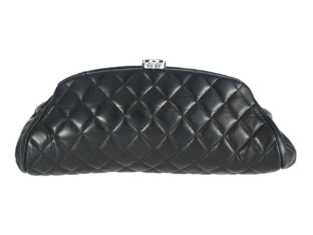 CHANEL, KUVERTVÄSKA, Gabrielle Clutch, svart quiltat skinn, silverfärgade beslag, 28x126 cm, hologrammärkt 13147134, år 2009-2010, dustbag, originalkartong. Very Good Condition.
