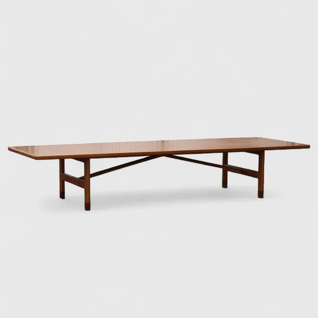 DANSK SNEDKERMESTER. Stort konferencebord af teak med sko af palisander, Danmark, 1900 tallets midte.