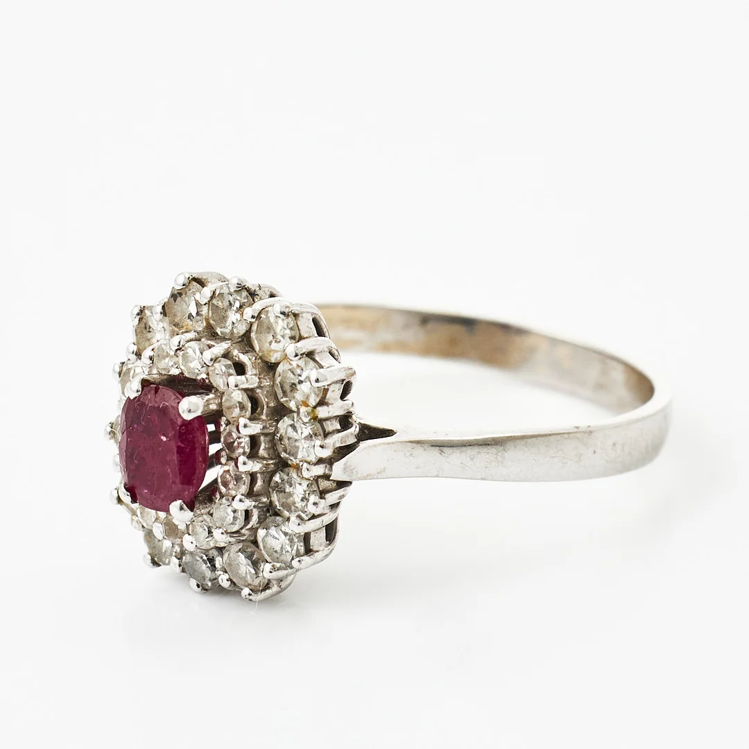 RING, 18 k rodierat vitguld, carmosémodell, oval fasettslipad rubin, dekor med 28 åttkantslipade diamanter totalt ca 0,56 ct. — Rings — Stockholms Auktionsverk Magasin 5
