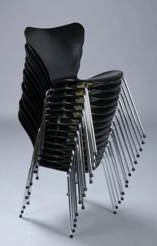 Arne Jacobsen. Set of 14 chairs 'the seven', model 3107, black lacquered. (14)