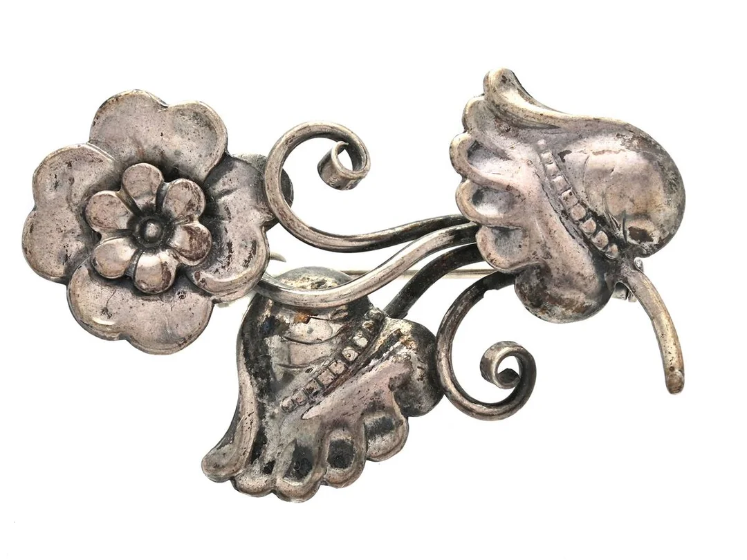 BROSCH, silver, blomma, G. Kaplan, Stockholm 1948, mått 46 x 33 mm, vikt 6,2 g. — Smycken/Brosch — Kaplans
