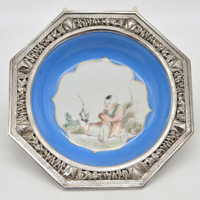 CHINESISCHE ACHTECKIGE SCHALE MIT DURCHBROCHENER MONTIERUNG (FISCHER-MOTIVE), PORZELLAN UND TOMBAK, HANDGEMACHT, UM 1900-1940.
