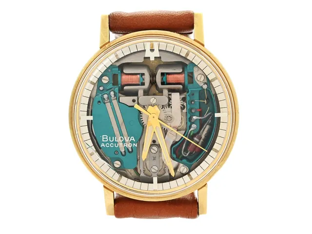BULOVA, Accutron, "Spaceview", Cal 214 H, Serie nr. M6, Boett nr. 1-484456, herrur, 35,5 mm, 18K guld, stämgaffel, plexiglas, gravyr, läderband, ca 1966.