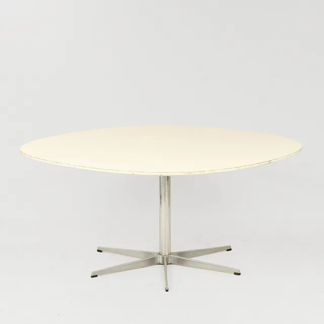 ARNE JACOBSEN. Spisebord med plade af hvidt laminat og stel af stål, Fritz Hansen, Danmark, 1900-tallets anden halvdel.
