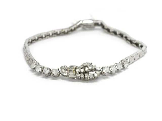 Armband i vitguld 18K 11,1g 17,5cm med diamanter 4 x ca 0,11ct & 4 x ca 0,14ct & 21 x ca 0,01-0,03ct & 6 baguettslipade