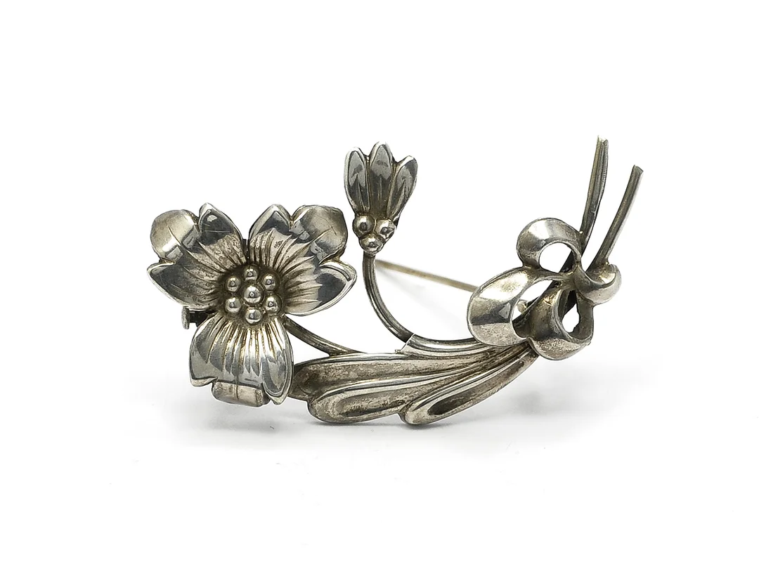 BROSCH, silver, blommotiv, GE-KÅ SMYCKEK G Kaplan, Stockholm 1950, vikt 7 g — Smycken/Brosch — Kaplans
