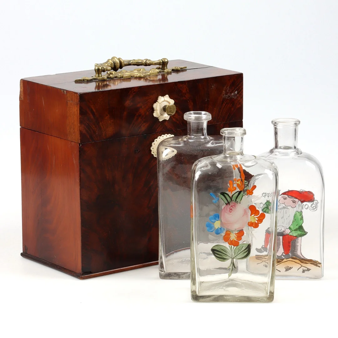 RESESCHATULL, mahognyfanér, med glaspluntor, 1800-talets andra hällft. — Other collectables — Stadsauktion Sundsvall