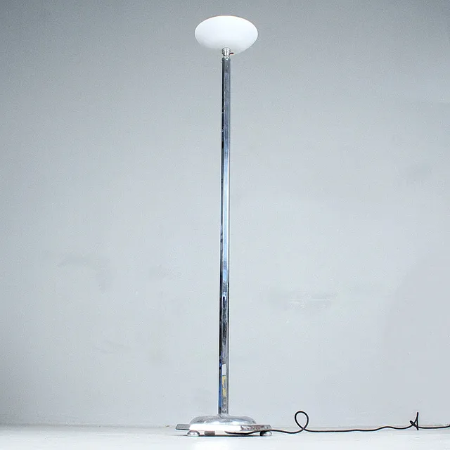 Stehleuchte mit Glasschirm.