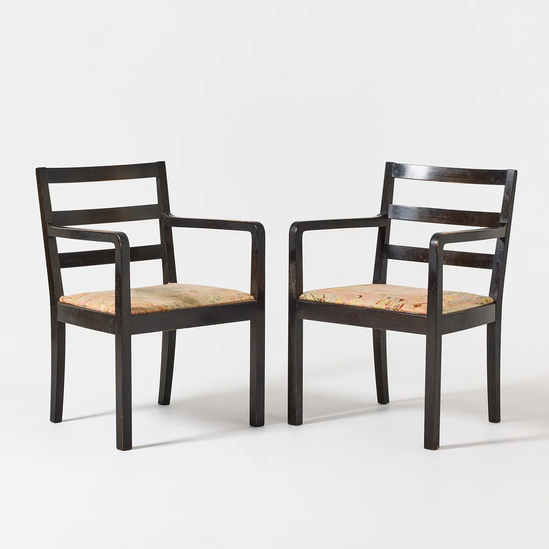 AXEL EINAR HJORTH. "Typenko", karmstolar, ett par, Nordiska Kompaniet, mörkbonad björk med textilklädda sitsar. — Armchairs & Chairs — Stockholms Auktionsverk Magasin 5