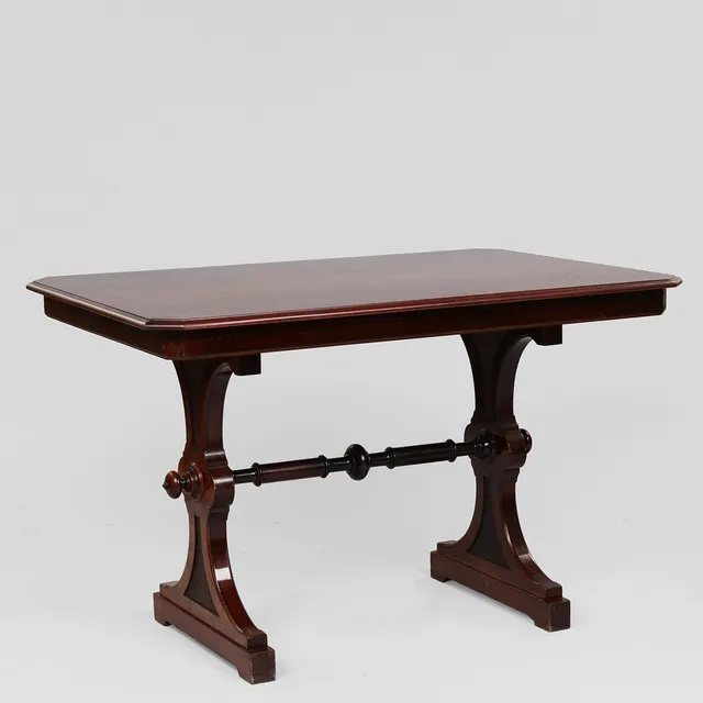 Salonbord af lakeret mahogni, 1900-tallets 1. halvdel.