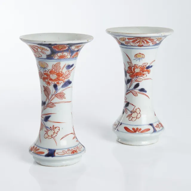 VASER, ett par, Japan, 1700-tal, dekor av blommor i blåvit underglasyr, förgyllning och järnrött, imari.