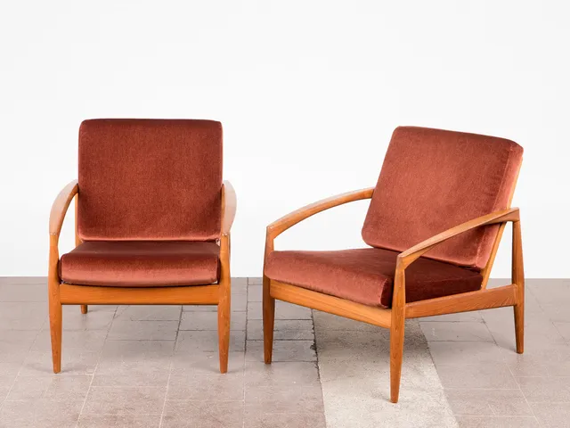 KAI KRISTIANSEN. Kai Kristiansen, Magnus Olesen Durup, zwei Sessel / Lounge Chairs, Serie 'Paper Knife', Teak, Velours, Dänemark, 1955 (2).