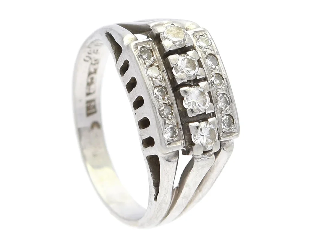 RING, 18K vitguld, briljant och åttkantslipade diamanter ca 0,30 ctv, ca W-CR/VS-SI, stl 15,25 mm, vikt 4,1 g, en diamant med skada/nagg. — Smycken/Ring — Kaplans