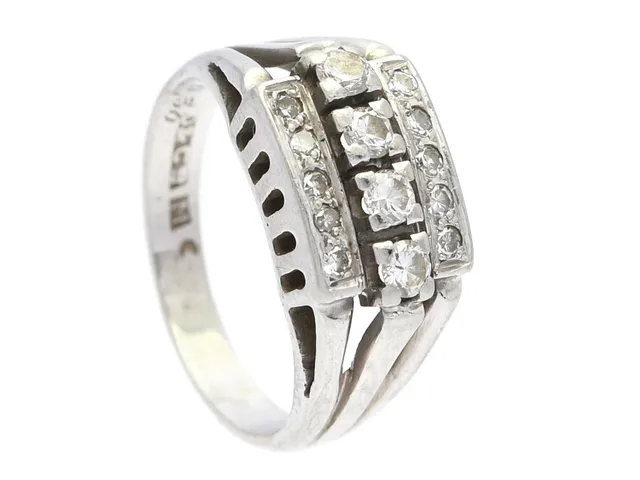 RING, 18K vitguld, briljant och åttkantslipade diamanter ca 0,30 ctv, ca W-CR/VS-SI, stl 15,25 mm, vikt 4,1 g, en diamant med skada/nagg.