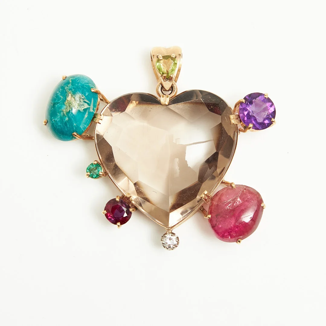 HÄNGE, 18 k guld, i form av hjärtslipad rökkvarts samt med olika ädelstenar runt om, bl a hjärtslipad peridot, fasettslipad ametist samt smaragd, briljant ca 0,15 ct, Bengt J Anderssons Guld, Stockholm 1975. — Brooches & Pendants — Stockholms Auktionsverk Magasin 5
