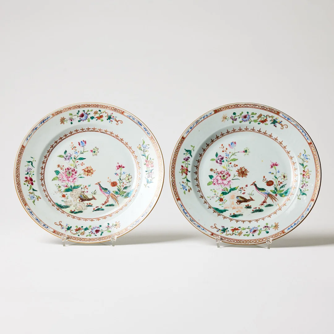 TALLRIKAR, ett par, porslin, Kina, Qianlong (1736-1795), famille rose, "double peacock pattern". — Ceramics & Porcelain — Stockholms Auktionsverk Magasin 5