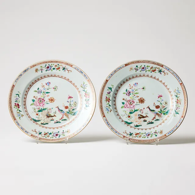 TALLRIKAR, ett par, porslin, Kina, Qianlong (1736-1795), famille rose, "double peacock pattern".