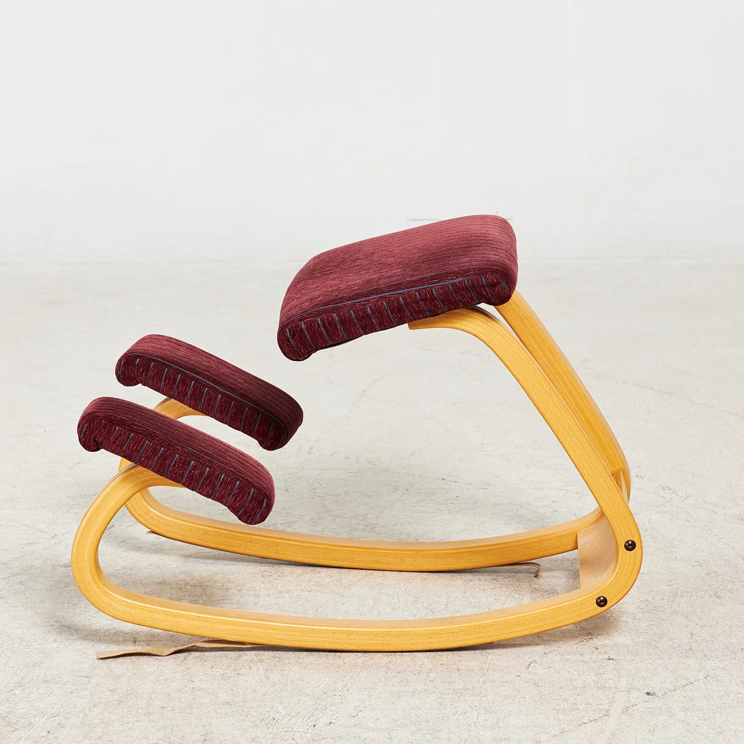 PETER OPSVIK. balansstol, "Variér Variable Balans", Stokke, Norge, stomme i formpressad bok, textilklädsel. — Armchairs & Chairs — Stockholms Auktionsverk Sickla