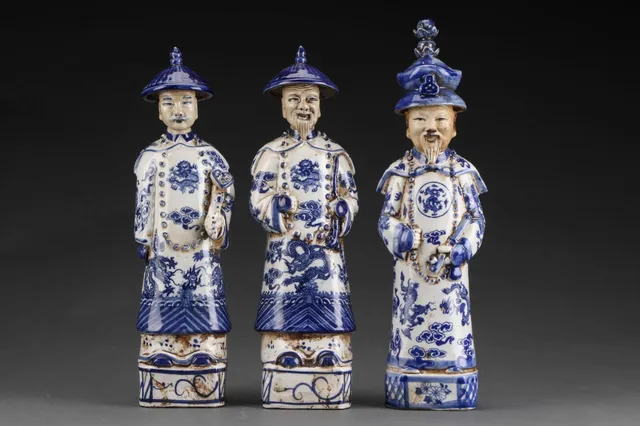 Tre kinesiske figurer af porcelæn, 1900-tallet (3)