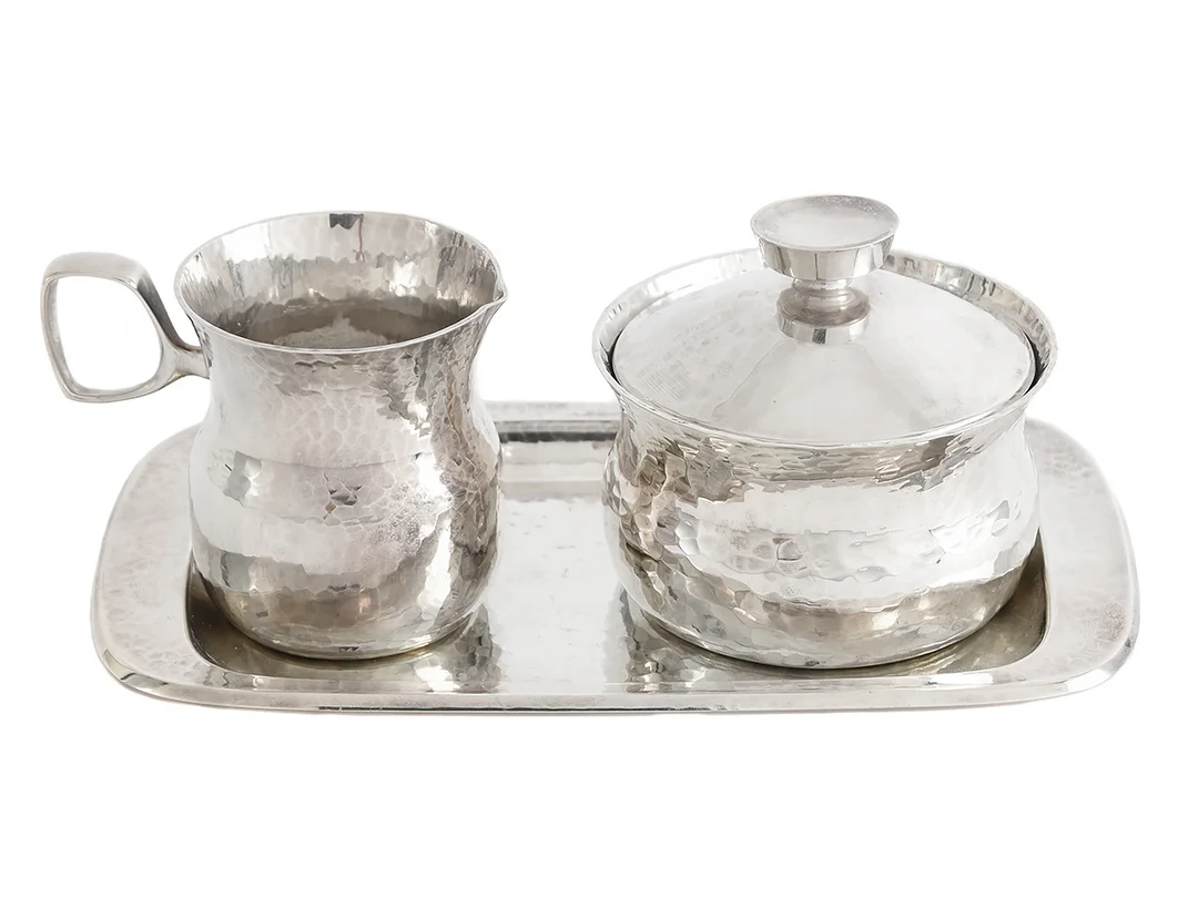 ERIC LÖFMAN, kaffeservis. 3 delar, silver, arbetad yta, sockerskål med lock, gräddkanna, fat, Markströms, Uppsala 1977, höjd 6 cm, vikt 302,5 g. — Silver/Kaffeservis — Kaplans
