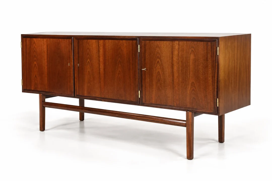 Ole Wanscher for P. Jeppesen. Rungstedlund sideboard, mahogany — Furniture/Cabinets, chests of drawers — Lauritz