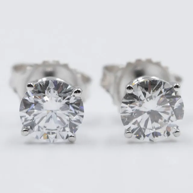 Pair of brilliant earrings in 14 kt white gold, lab grown, 1.50 ct. (2)