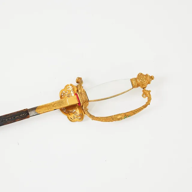 ÄMBETSMANNAVÄRJA, 1800/1900-tal, handtag med pärlemorinlägg, klinga med delvis förgylld dekor.