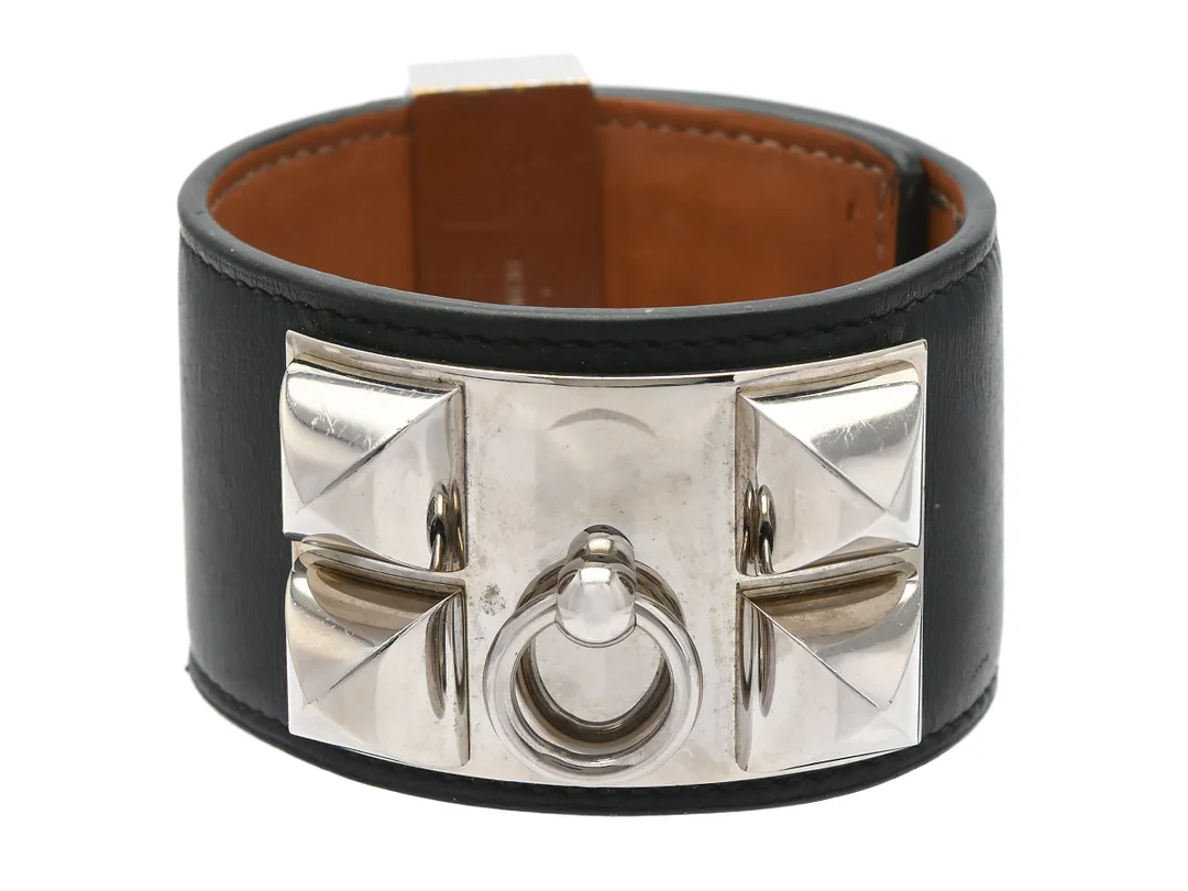 ARMBAND, HERMÈS, Collier de Chien, svart läder, detaljer i vitmetall, längd 19cm, visst slitage. — Smycken/Armband — Kaplans