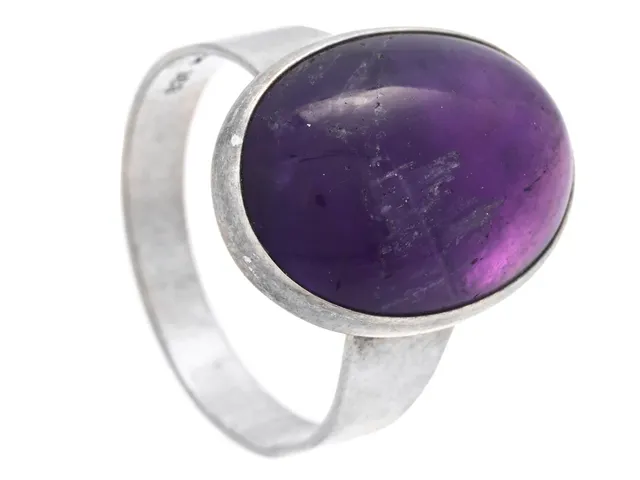 RING, silver, cabochonslipad ametist, stl 18 mm, vikt 4,6 g, nagg och slitage på ametisten.