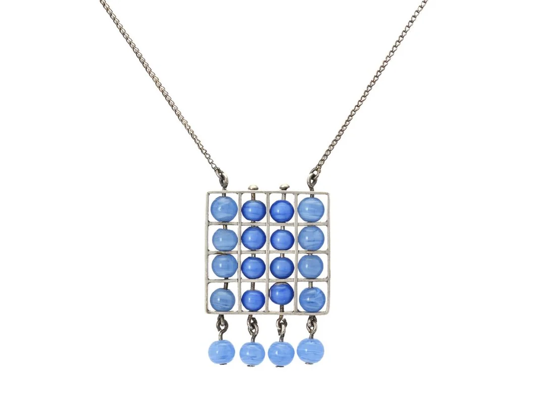 HÄNGE MED KEDJA, 830-835 silver, blå glasstenar, höjd 41 mm, bredd 29 mm, längd kedja + hänge (integrerat) 65 cm, vikt 15,8 g. — Smycken/Hänge med kedja — Kaplans