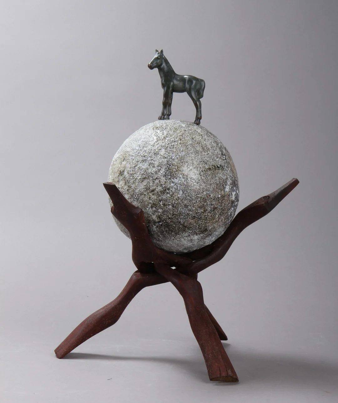 Anna Marie Junker. Hest på klode, oxideret stentøj og bronze, H. 39 cm — Paintings and sculptures/Sculptures — Lauritz