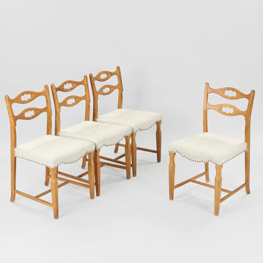 HENRY KJÆRNULF. TILSKREVET. Sæt på fire stole af eg, sæde betrukket med sømbeslået uld, Danmark, 1960/70'erne, (4). — Armchairs & Chairs — Palsgaard Kunstauktioner