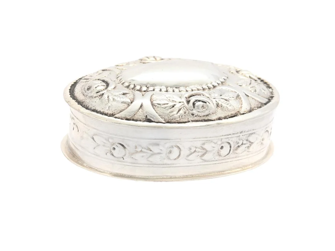 DOSA, silver, blomdekor, Gewe Silvervarufabriken Ab, Malmö år 1978, längd 4,3 cm, höjd 1 cm, vikt ca 21,4 g. — Silver/Dosa — Kaplans