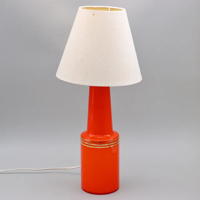 FAGERHULTS LJUSARMATUR, ORANGE BORDSLAMPA I GLAS MED GULDRÄNDER, FLYGSFORS, 1960/1970-TAL.