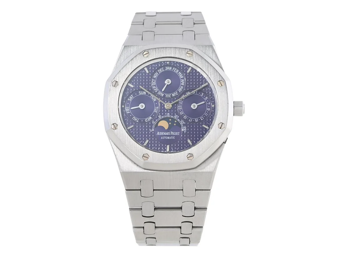 AUDEMARS PIGUET, Royal Oak, Quantieme Perpetual Automatic, Cal 2120/2800, Serie nr. 286378, Ref nr. 25654ST.00.0944ST.01, Boett nr. C-28302-222, herrur, 39 mm, stål, automatisk, safirglas, evighetskalender (dag, datum, månad, månfas), utbytt urtavla (senare/blå), integrerad originallänk, viklås (utbytt/senare), "Extrait de Registre", 20 september 1988, box (ej tidsenlig), ytterkartong. — Klockor/Audemars Piguet — Kaplans