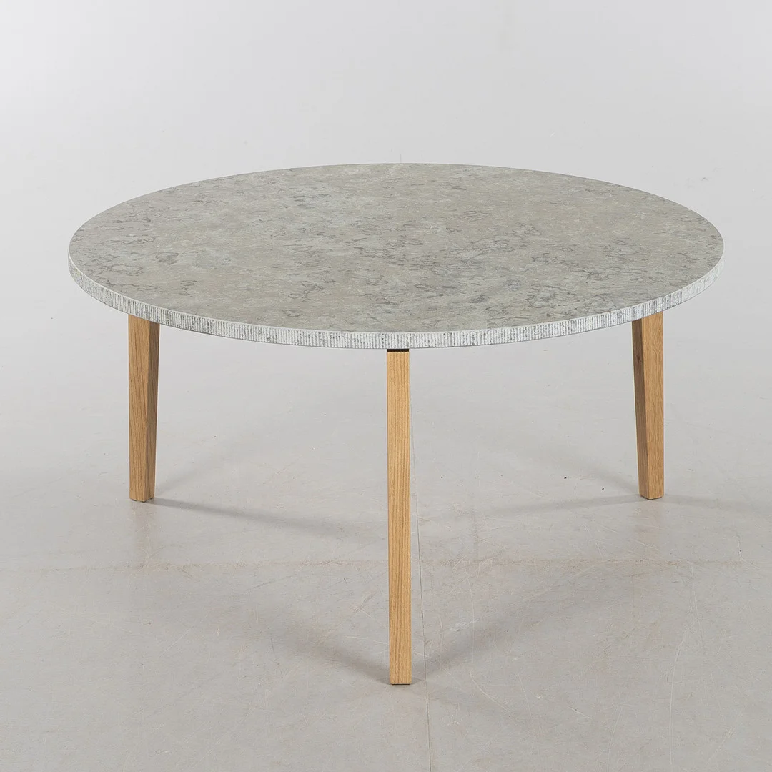 MARTINA ELGEMARK. Soffbord "Höllviken", för Mavis, ek med kalkstenstopp, samtida. — Coffee Tables — Stockholms Auktionsverk Helsingborg