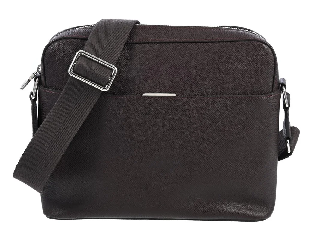 VÄSKA, LOUIS VUITTON, Anton Messenger PM, brunt läder, silverfärgade beslag, 28x22x7 cm, märkt CA0157, år 2017. — Accessoarer/Väskor — Kaplans
