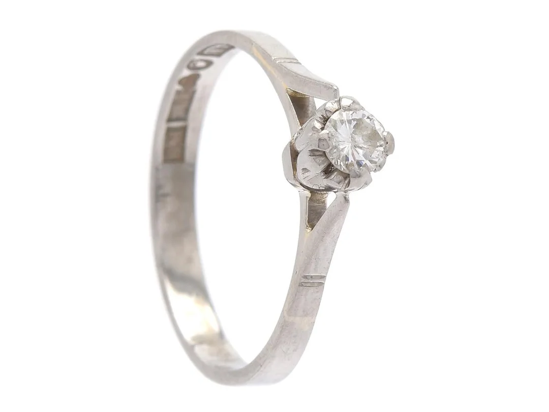 ENSTENSRING, 18K vitguld, briljantslipad diamant 0,17 ct, stl 17 mm, vikt 2,3 g, diamanten med nagg på kuletten. — Smycken/Enstensring — Kaplans