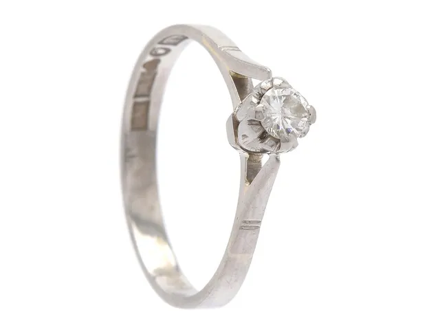 ENSTENSRING, 18K vitguld, briljantslipad diamant 0,17 ct, stl 17 mm, vikt 2,3 g, diamanten med nagg på kuletten.