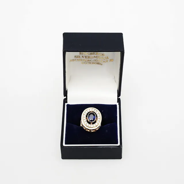 ANDERS HÖGBERG. Ring, 18k rödguld med 20 briljanter och fasettslipad safir. Stämplad Firma Anders Högberg, Göteborg 1991.