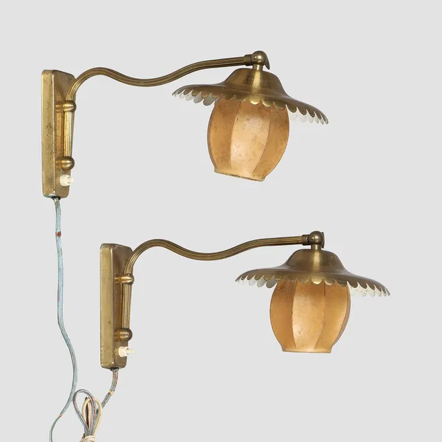 BENT KARLBY. TILSKREVET. Et par væglamper med skærme af messing og blød pergament, dansk lampeproducent, 1900-tallets første halvdel (2).