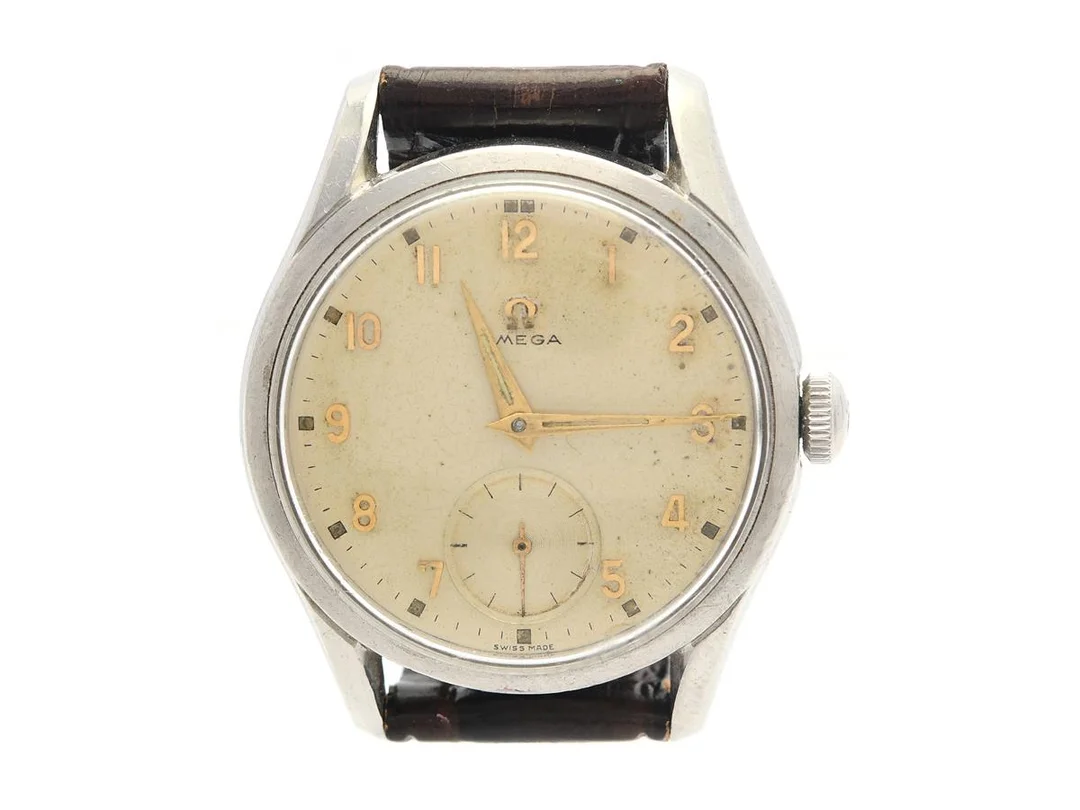 OMEGA, herrur, 36 mm, Cal 266, Serie nr. 13609363, Ref nr. CK 2639, Boett nr. 2639-13, stål (Staybrite), manuell (se fördjupad information), plexiglas, liten sekundvisare, skadad urtavla, läderband, ca 1953. — Klockor/Omega — Kaplans