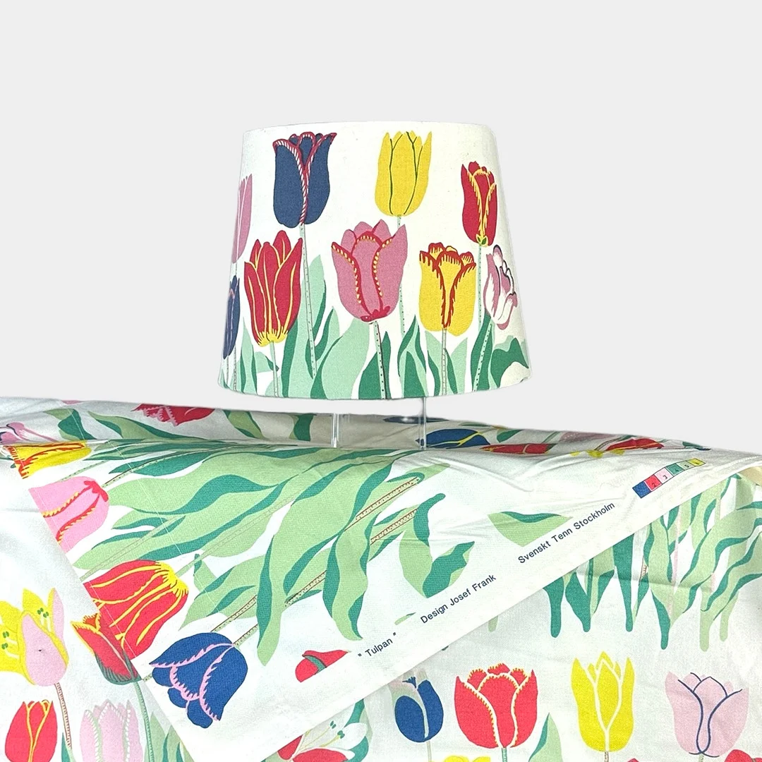 JOSEF FRANK. Lampskärm och gardinlängd, 2 delar, "Tulpan", Firma Svenskt Tenn. — Miscellaneous — Höganäs Auktionsverk