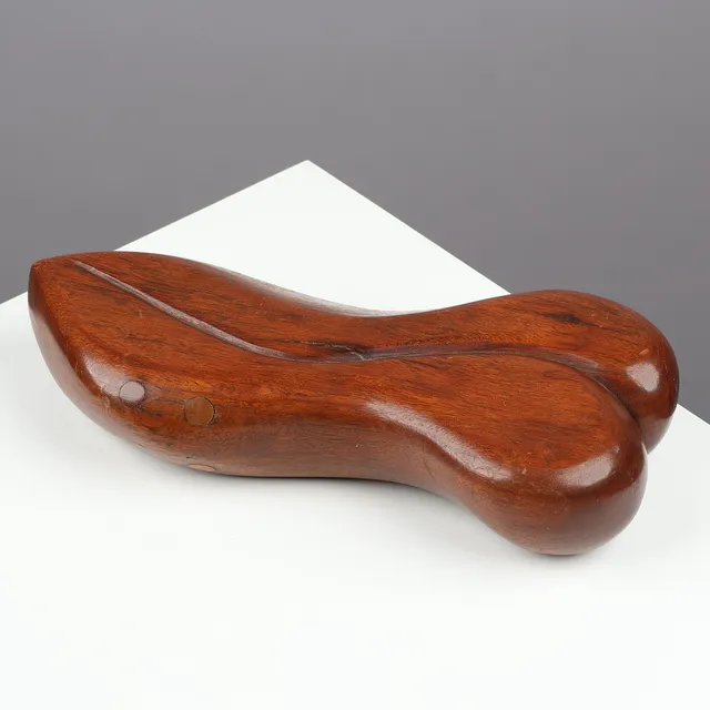 UBEKENDT KUNSTNER. Abstrakt skulptur af træ, signeret, 1900-tallets anden halvdel.