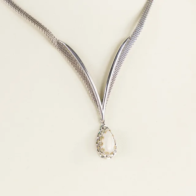 COLLIER, 18k vitguld, hänge med opal.